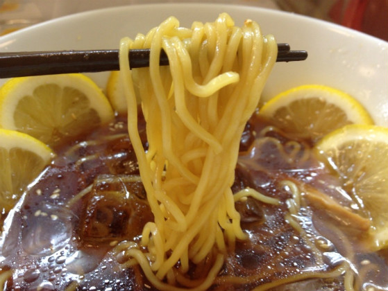 東京のりんすず食堂の冷やしレモンラーメン