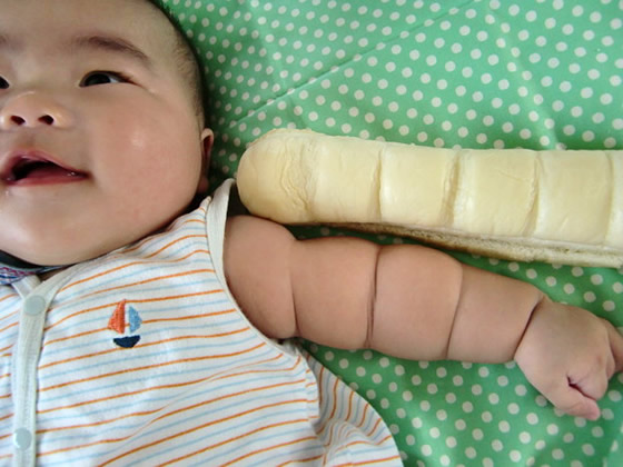 赤ちゃんの腕はちぎりパンそっくり
