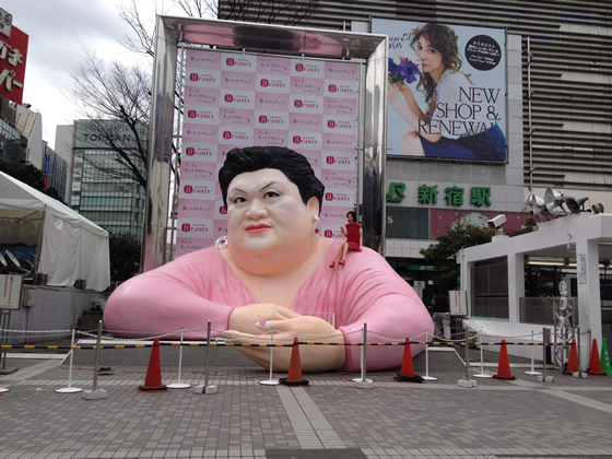 新宿駅の超巨大マツコ像