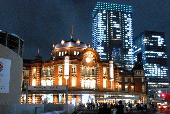 東京駅がライトアップ