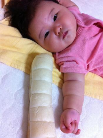 赤ちゃんの腕はちぎりパンそっくり